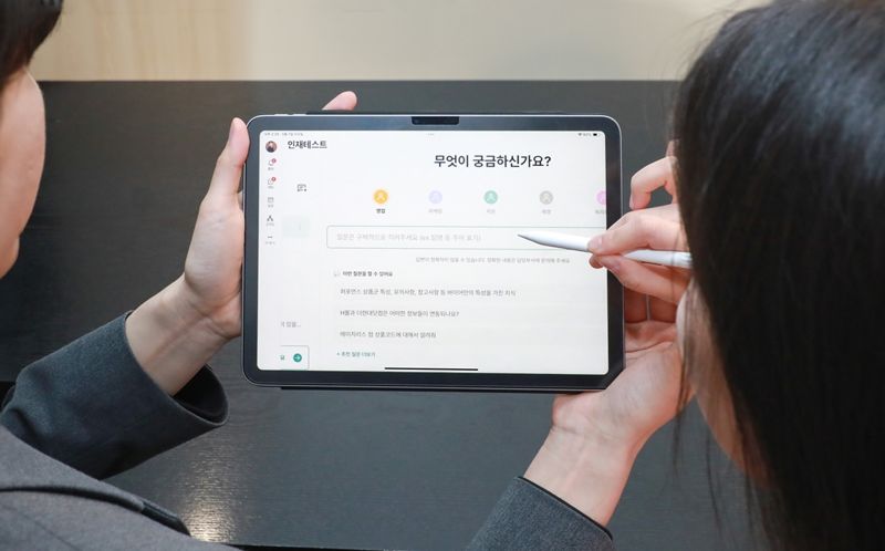 현대백화점에 뜬 'AI 멘토'...1대 1로 직무 전문 지식 공유