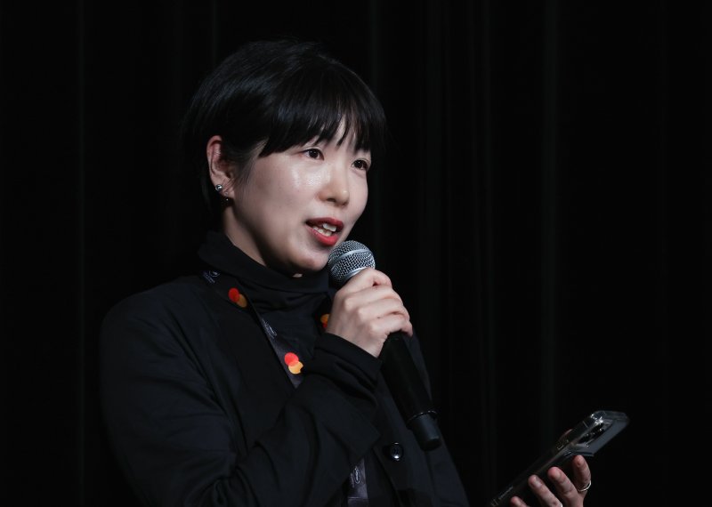 제78회 칸 국제영화제가 열리고 있는 프랑스 남부 소도시 칸(Cannes)의 에스파스 미라마르(Espace Miramar) 극장에서 비공식 부문인 비평가주간 단편 경쟁 부문 갈라 상영회가 열려, 애니메이션 ‘안경’의 정유미 감독이 무대 인사를 하고 있다. 2025.5.21/뉴스1 ⓒ News1 이준성 기자
