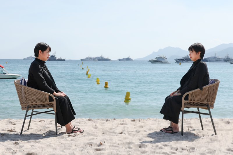제78회 칸 국제영화제가 열리고 있는 프랑스 남부 소도시 칸(Cannes) 크루아제트 해변의 한 카페에서 비공식 부문인 비평가주간 단편 경쟁 부문에 초청된 애니메이션 ‘안경’의 정유미 감독이 뉴스1과 인터뷰를 하고 있다. (다중노출 촬영) 2025.5.22/뉴스1 ⓒ News1 이준성 기자