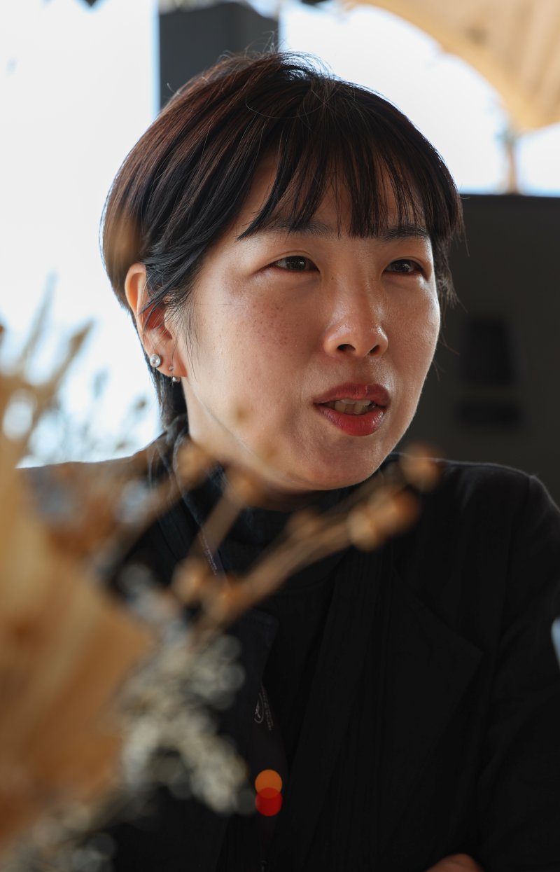 제78회 칸 국제영화제가 열리고 있는 프랑스 남부 소도시 칸(Cannes) 크루아제트 해변의 한 카페에서 비공식 부문인 비평가주간 단편 경쟁 부문에 초청된 애니메이션 ‘안경’의 정유미 감독이 뉴스1과 인터뷰를 하고 있다. 2025.5.22/뉴스1 ⓒ News1 이준성 기자
