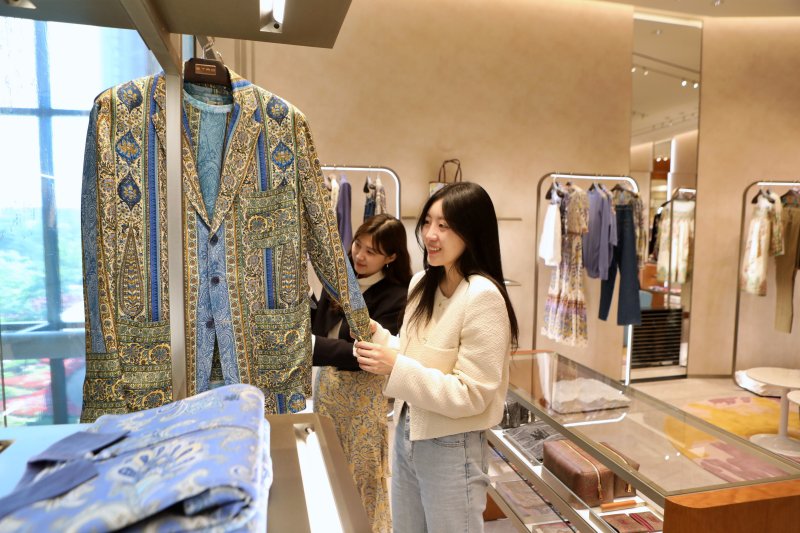 롯데백화점이 잠실 에비뉴엘 3층에 이탈리아 럭셔리 브랜드 ‘에트로(ETRO)’의 신규 매장을 오픈했다. (롯데쇼핑 제공. 재판매 및 DB 금지) 2025.5.1/뉴스1