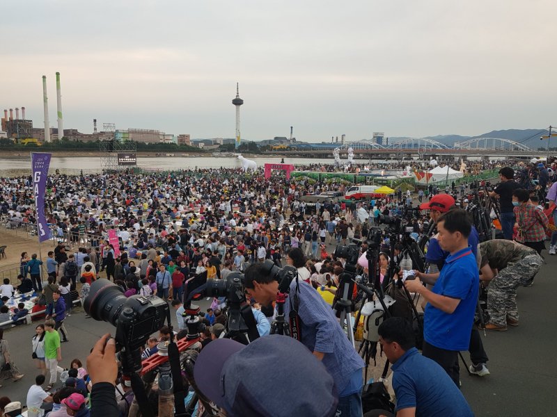 지난해 포항국제불빛축제를 촬영하기 모여든 사잔직가들. (뉴스1 자료, 재판매 및 DB 금지) ⓒ News1 최창호 기자
