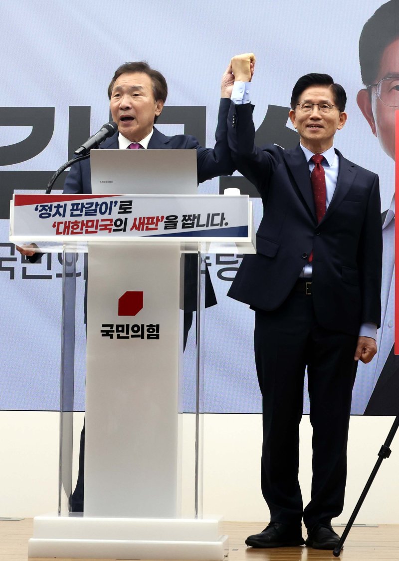 [서울=뉴시스] 조성봉 기자 = 손학규 전 바른미래당 대표가 22일 오전 서울 여의도 국민의힘 중앙당사에서 김문수(오른쪽) 대선후보 지지를 선언한 후 함께 손을 맞잡아 들고 있다. 2025.05.22. suncho21@newsis.com