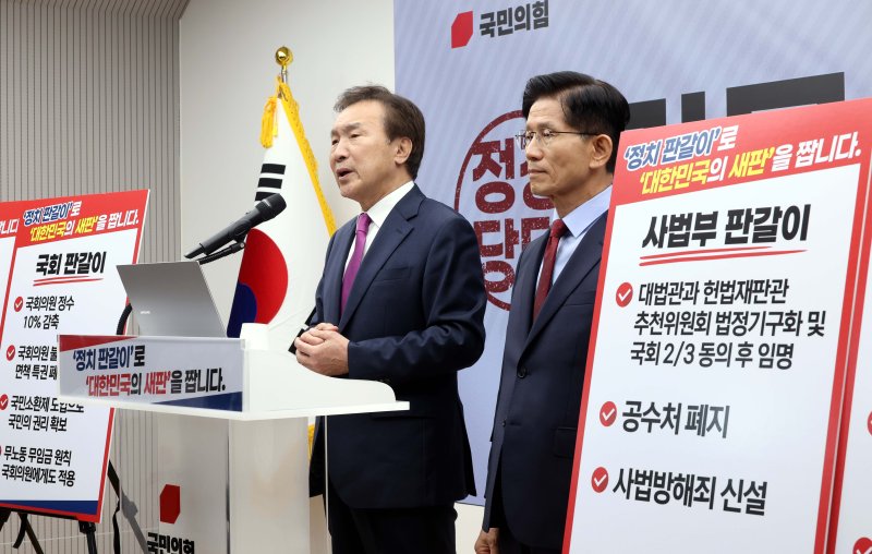 [서울=뉴시스] 조성봉 기자 = 손학규 전 바른미래당 대표가 22일 오전 서울 여의도 국민의힘 중앙당사에서 김문수(오른쪽) 대선후보 지지를 선언을 하고 있다. 2025.05.22. suncho21@newsis.com