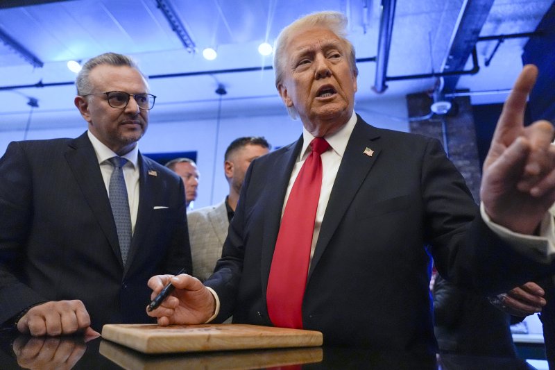 [디어본=AP/뉴시스] 도널드 트럼프 미국 대통령(오른쪽)과 사돈이자 아랍·중동 고문인 마사드 불로스. (사진=뉴시스DB) 2025.05.22.