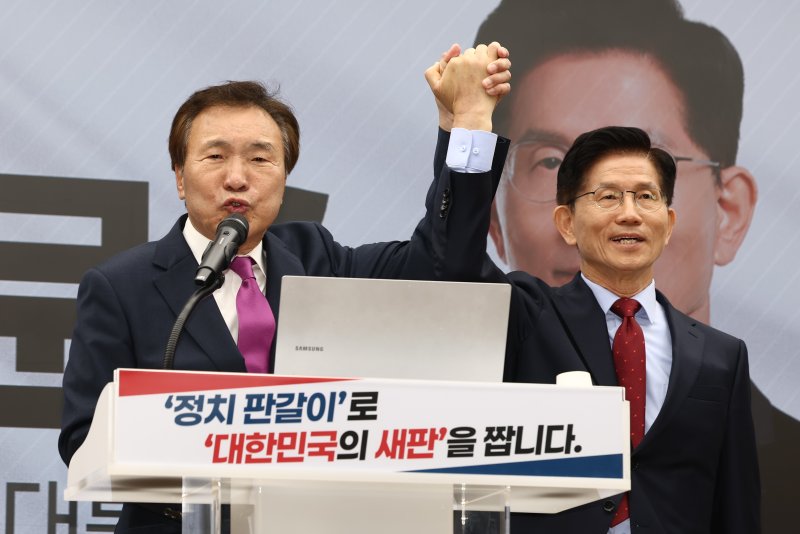 손학규 전 바른미래당 대표가 22일 오전 서울 여의도 국민의힘 중앙당사에서 김문수 대통령 후보의 손을 맞잡고 지지 선언을 하고 있다. 2025.5.22/뉴스1 ⓒ News1 김민지 기자