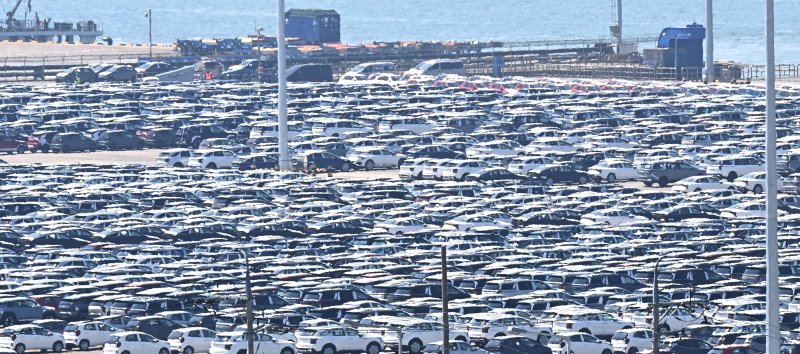 [평택=뉴시스] 김종택 기자 = 29일 경기 평택항 자동차 전용부두에 선적을 기다리는 수출용 차량이 세워져 있다. 2025.04.29. jtk@newsis.com