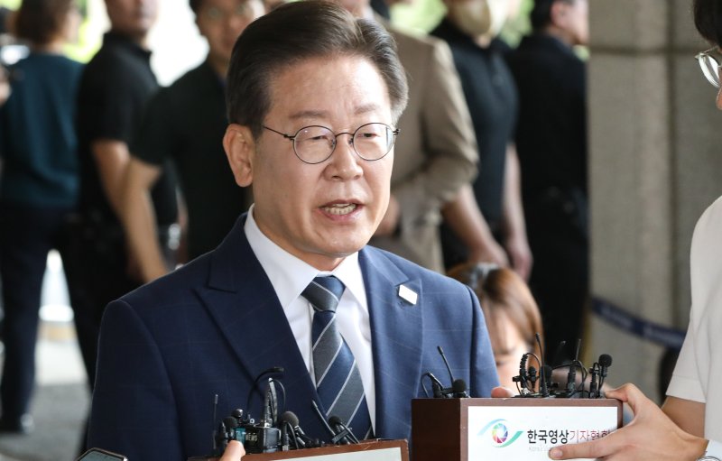 이재명 더불어민주당 대통령 후보가 당 대표 시절 백현동 개발 비리 의혹 관련 조사를 받기 위해 서울 서초구 서울중앙지방검찰청에 출석하고 있다. 2023.8.17/뉴스1 ⓒ News1 허경 기자