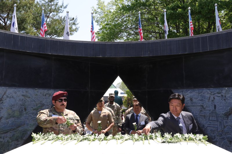 지난 5월 22일 경기도 파주시 임진각 미국군 참전비에서 열린 한미 합동 현충일 추모행사에서 주한미군 장병과 추모객들이 헌화하고 있다. 한미동맹재단과 주한미군전우회는 2021년부터 매년 미국 현충일, 5월 마지막 주 월요일부터 대한민국 현충일, 6월 6일까지를 '한미동맹 추모주간'으로 지정하고 영웅들의 희생을 기억하고 감사의 뜻을 전하는 추모 행사를 개최해 오고 있다. 연합뉴스