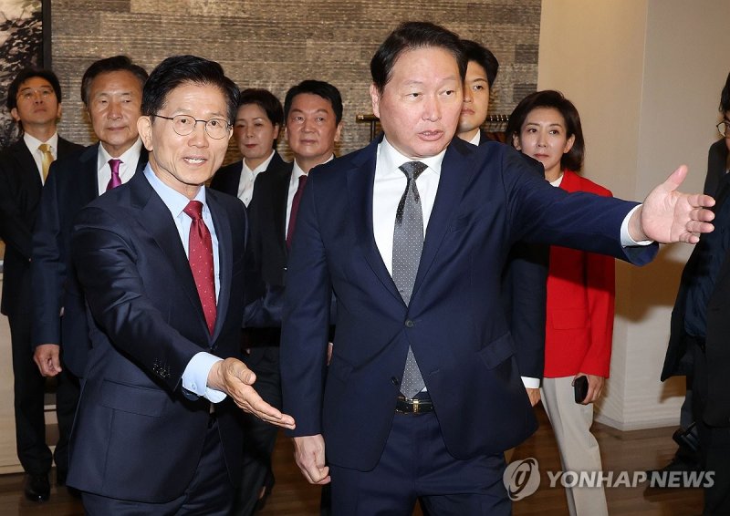 간담회 참석하는 김문수 후보-최태원 회장 (출처=연합뉴스)