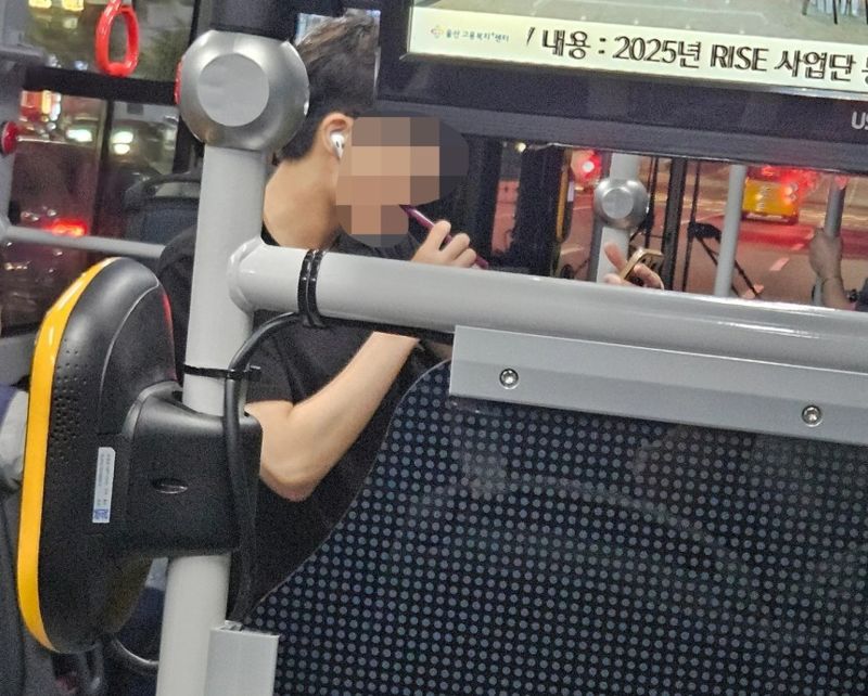 "버스가 화장실도 아니고"…승객 항의에도 양치질한 남학생