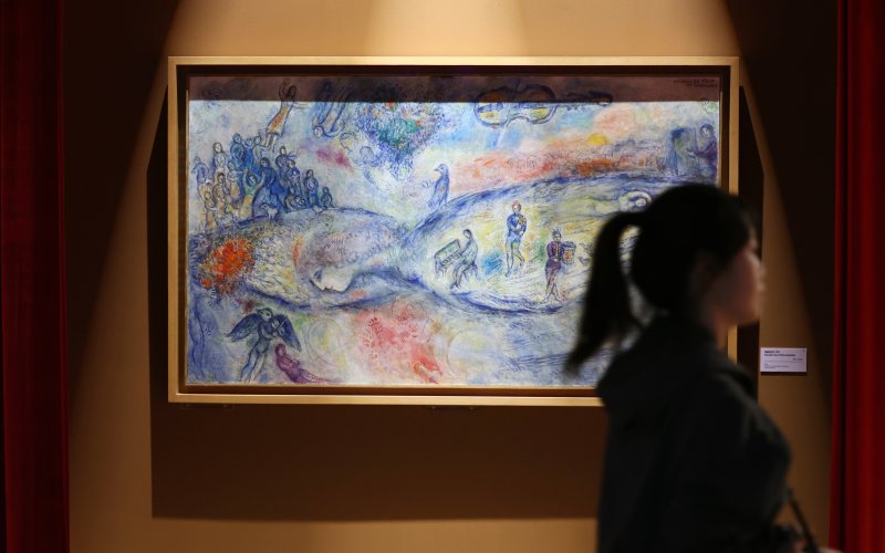 22일 서울 서초구 예술의전당 한가람미술관에서 '마르크 샤갈 특별전: 비욘드 타임' 기자간담회를 마친 관계자들이 전시장을 둘러보고 있다. 이번 전시는 7년 만에 한국을 찾은 이번 대규모 특별전이다. 샤갈의 미공개 유화 7점을 비롯해, 총 170여 점의 작품을 체계적, 과학적인 새로운 전시 구성으로 선보이는 자리다. ⓒ News1 황기선 기자