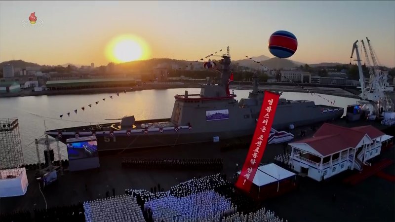 [서울=뉴시스] 북한의 5,000t급 신형다목적구축함 '최현호' 진수식이 지난 4월 25일 북한 김정은 국무위원장과 딸 주애가 참석한 가운데 남포조선소에서 진행됐다고 조선중앙TV가 26일 보도했다. (사진=조선중앙TV 캡쳐) 2025.05.22. photo@newsis.com
