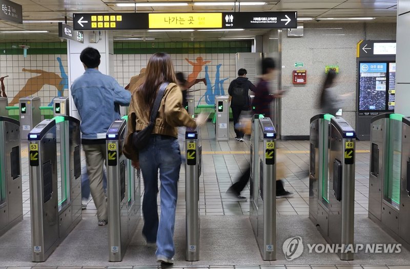 서울 지하철 첫차시간 변경 두고 잡음…