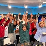 ′손흥민 팬′ 봉준호, 토트넘 우승에 환호 ″자, 건배!″