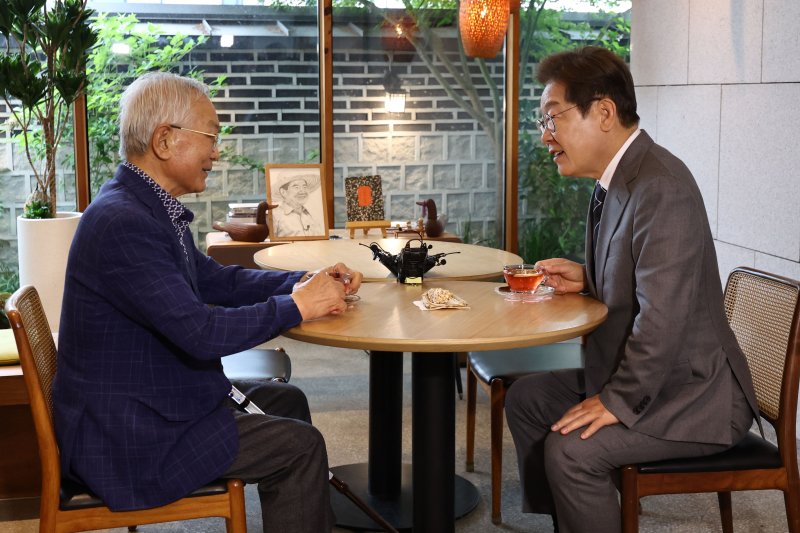 [양산=뉴시스] 조성우 기자 = 이재명 더불어민주당 대선후보가 22일 경남 양산시 소소서원에서 송기인 신부와 차담을 하고 있다. (공동취재) 2025.05.22. photo@newsis.com