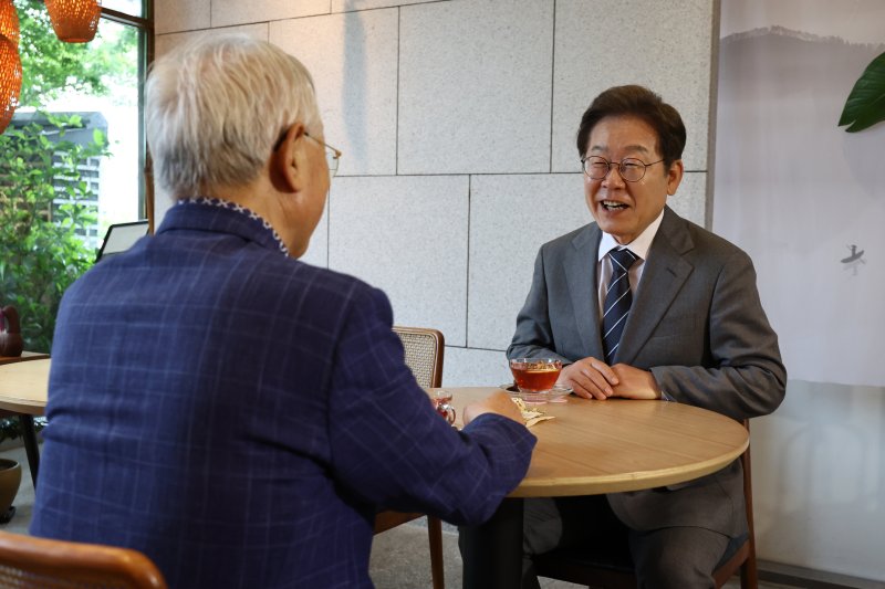 [양산=뉴시스] 조성우 기자 = 이재명 더불어민주당 대선후보가 22일 경남 양산시 소소서원에서 송기인 신부와 차담을 하고 있다. (공동취재) 2025.05.22. photo@newsis.com