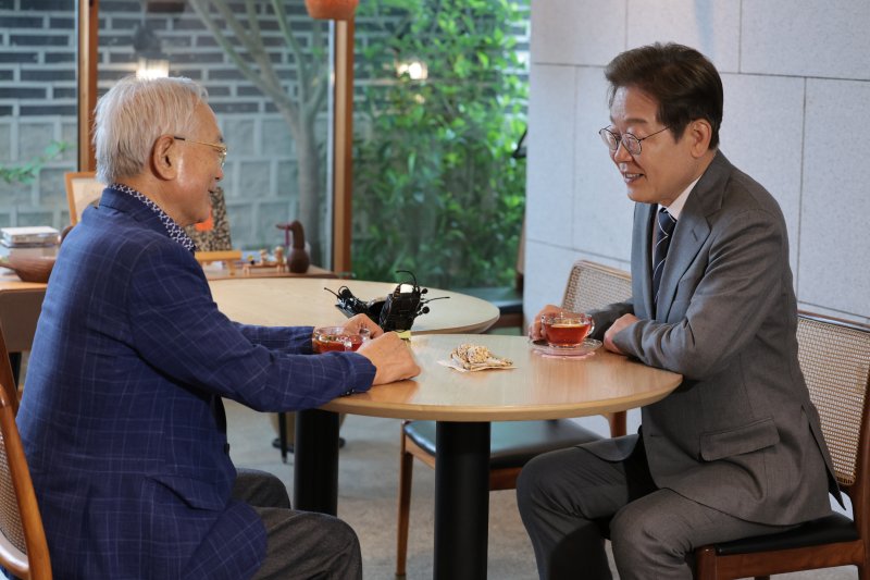 [양산=뉴시스] 조성우 기자 = 이재명 더불어민주당 대선후보가 22일 경남 양산시 소소서원에서 송기인 신부와 차담을 하고 있다. (공동취재) 2025.05.22. photo@newsis.com