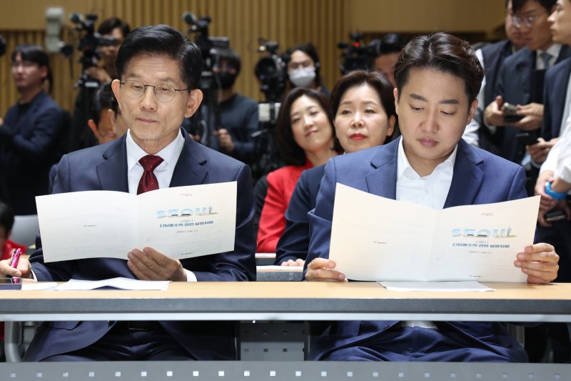 김문수 국민의힘 대통령 후보(왼쪽)와 이준석 개혁신당 대통령 후보가 19일 오전 서울 중구 서울시청에서 열린 '약자와 동행하는 서울 토론회'에 참석해 나란히 앉아 있다. 2025.5.19/뉴스1