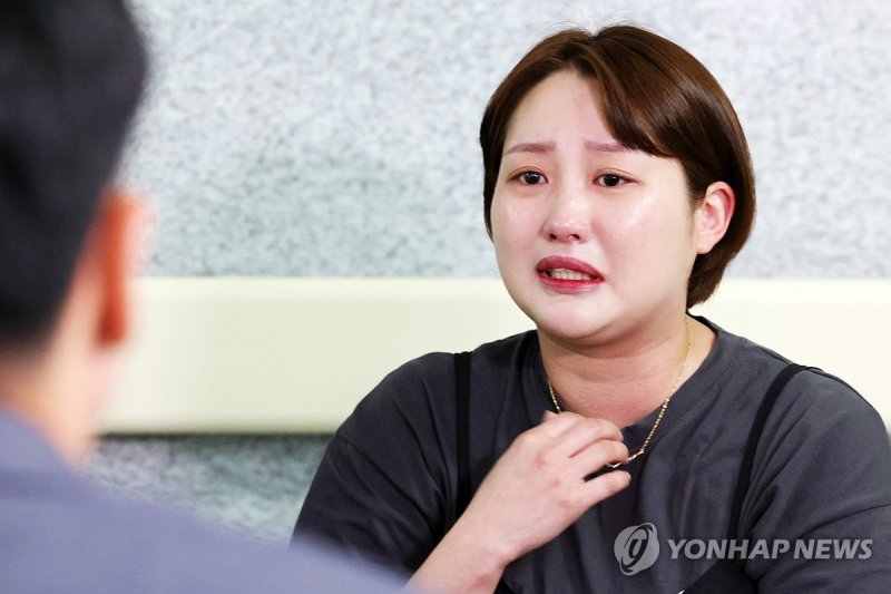 눈물 흘리는 금호타이어 근로자 가족 (출처=연합뉴스)