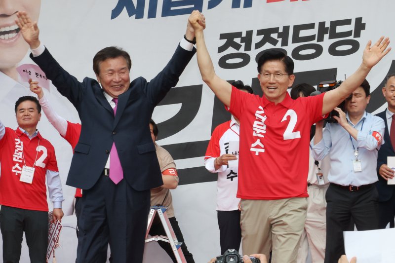 메이저 바카라사이트 장난감 국민의힘 대선 후보와 손학규 전 메이저 바카라사이트 장난감지사가 지난 22일 메이저 바카라사이트 장난감 광명시 철산로데오거리에서 유세를 하고 있다. 공동취재