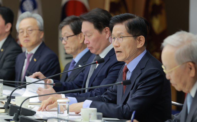 경제5단체장 만난 金 김문수 국민의힘 업카지노 후보(오른쪽 두번째)가 22일 서울 중구 대한상공회의소에서 열린 '경제5단체 초청간담회'에서 인사말을 하고 있다. 김 후보는 이날 "대통령이 되면 대통령실 안에 기업의 각종 민원을 전담하는 담당 수석을 두고 기업에 대한 부분을 집중적으로 소통하도록 하겠다"고 말했다. 사진=박범준 기자