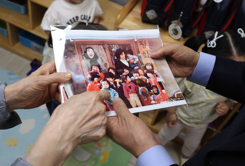 김문수 국민의힘 대통령 후보와 설난영 여사가 22일 경기 광명시의 한 어린이집에서 딸 김동주 씨의 사진을 보고 있다. (공동취재) 2025.5.22/뉴스1 ⓒ News1 이광호 기자