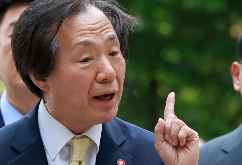 정기석 국민건강보험공단 이사장이 22일 오후 서울 서초구 서울고등법원에서 열리는 담배소송 항소심 최종변론(12차)을 앞두고 기자회견을 하고 있다. 2025.5.22/뉴스1 ⓒ News1 김진환 기자