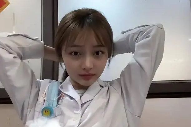 바카라사이트 벳무브 환자를 진료하지만 밤에는 바카라사이트 벳무브비를 벌기 위해 아르바이트를 하는 중국 여의사의 사연이 전해졌다. [사진출처 = 소후닷컴]