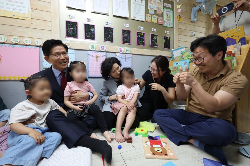 김문수 국민의힘 대통령 후보와 설난영 여사, 딸 김동주 씨, 사위가 22일 경기 광명시의 한 어린이집에서 아이들을 만나고 있다. (공동취재) 2025.5.22/뉴스1 ⓒ News1 이광호 기자