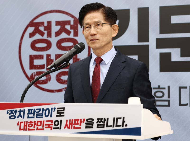 김문수 국민의힘 대통령 후보가 22일 서울 여의도 중앙당사에서 정치개혁 관련 긴급 기자회견을 하고 있다. 2025.5.22/뉴스1 ⓒ News1 김민지 기자