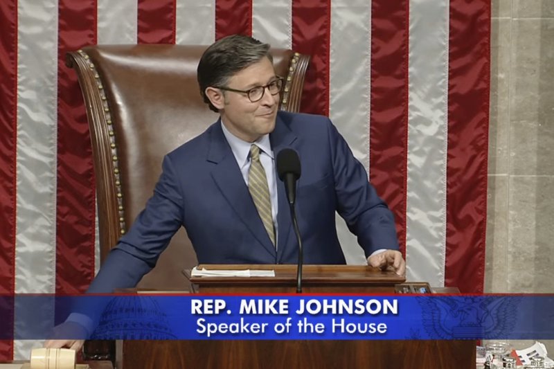 [AP/뉴시스] 공화당의 마이크 존슨 하원의장이 215 대 214 표결 후 트럼프감세안의 통과를 선포하고 있다