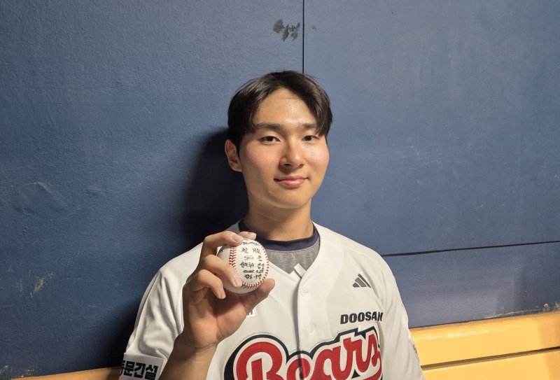 [서울=뉴시스] 문채현 기자 = 프로야구 두산 베어스의 임종성이 22일 서울 잠실구장에서 열린 2025 신한 쏠뱅크 KBO리그 SSG 랜더스와의 경기에서 승리를 거둔 뒤 홈런볼을 들고 기념사진을 찍고 있다. 2025.05.22. dal@newsis.com *재판매 및 DB 금지