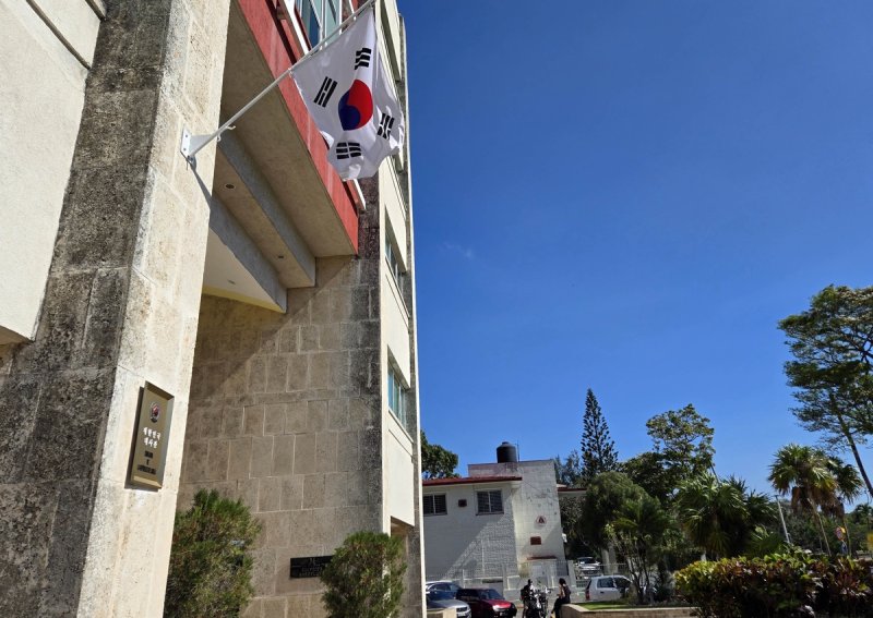 주쿠바 한국대사관 외벽에 붙은 태극기(2025년 2월 14일 촬영) (출처=연합뉴스)