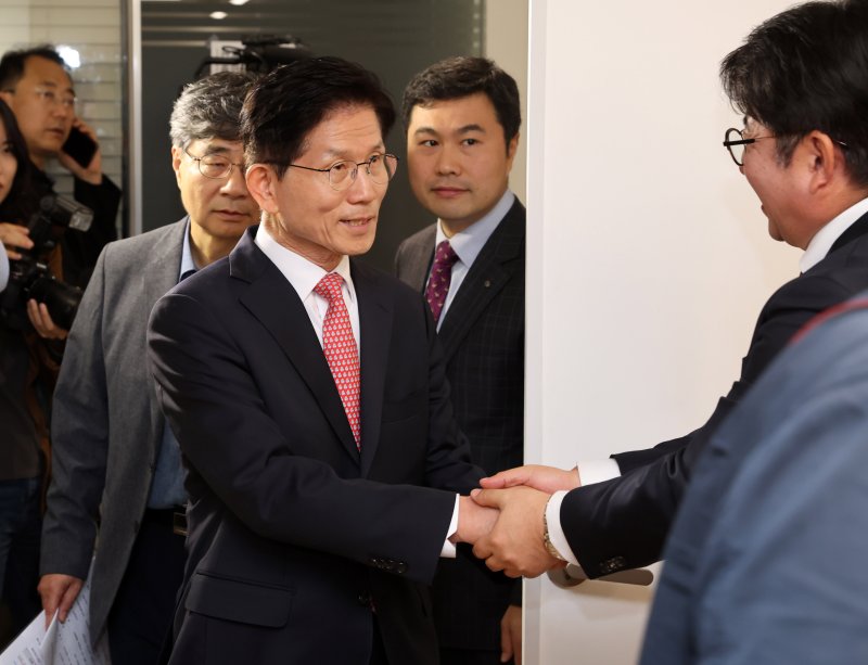 한덕수 전 국무총리와 단일화 갈등 끝에 당으로부터 후보 교체 직전까지 갔던 김문수 국민의힘 대선 후보가 11일 서울 여의도 국민의힘 대선후보 사무실에 들어서며 인사를 받고 있다. (공동취재) 2025.5.11/뉴스1 ⓒ News1 이광호 기자