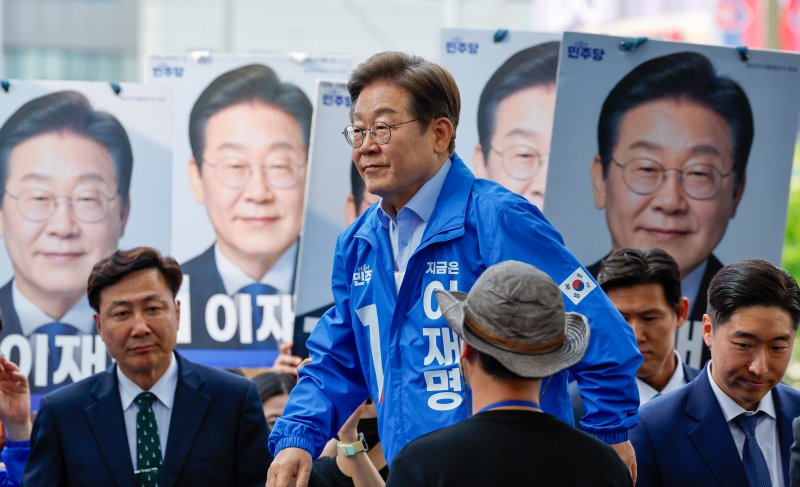 이재명 더불어민주당 대통령 후보가 사흘째 수도권 표심잡기에 나선 21일 오후 인천 서구 롯데마트 청라점 앞을 찾아 유세를 위해 연단에 오르고 있다. 2025.5.21/뉴스1 ⓒ News1 안은나 기자