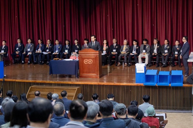 지난 10일 목동6단지 조합설립 창립총회에서 인사말 중인 이기재 구청장 (출처=연합뉴스)