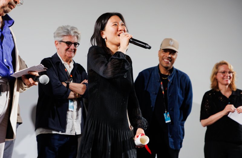 제 78회 칸 국제영화제 ‘라 시네프’ 경쟁 부문에서 한국인 최초로 1등상을 수상한 ‘첫여름’의 허가영 감독이 22일(현지시간) 프랑스 남부 소도시 칸(Cannes) 팔레 데 페스티발(Palais des Festival) 뷔누엘 극장에서 열린 시상식에서 수상 소감을 전하고 있다. ‘라 시네프(La Cinef)’는 전 세계 영화학교 학생들이 만든 단편 및 중편 영화를 대상으로 소개하며 차세대 영화인을 발굴하는 칸영화제의 공식 경쟁 부문 중 하나로, 이번 선정작에는 전 세계 646개 영화 학교의 2천679명의 지원자 중에서 선정된 영화