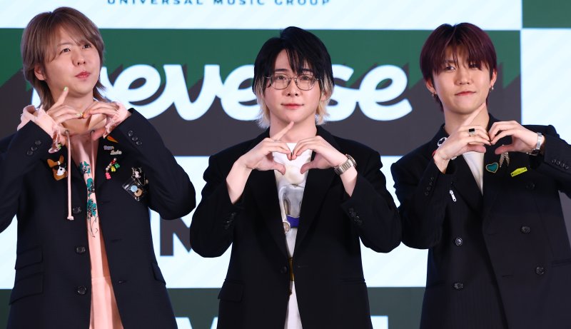 [서울=뉴시스] 황준선 기자 = 일본 밴드 미세스 그린 애플 와카이 히로토(왼쪽부터), 오모리 모토키, 후지사와 료카가 16일 오후 서울 중구 노보텔 앰배서더 서울 동대문에서 열린 내한 공연 개최 기념 기자간담회에서 포즈를 취하고 있다. 2025.02.16. hwang@newsis.com