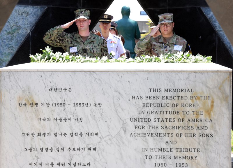 지난 5월 22일 경기도 파주시 임진각 보훈단지에서 열린 한미 합동 현충일 추모 행사에서 참석자들이 미군참전비에 헌화를 하고 있다. 한미동맹재단과 주한미군전우회는 2021년부터 매년 미국 현충일, 5월 마지막 주 월요일부터 대한민국 현충일, 6월 6일까지를 '한미동맹 추모주간'으로 지정하고 영웅들의 희생을 기억하고 감사의 뜻을 전하는 추모 행사를 개최해 오고 있다. 뉴스1