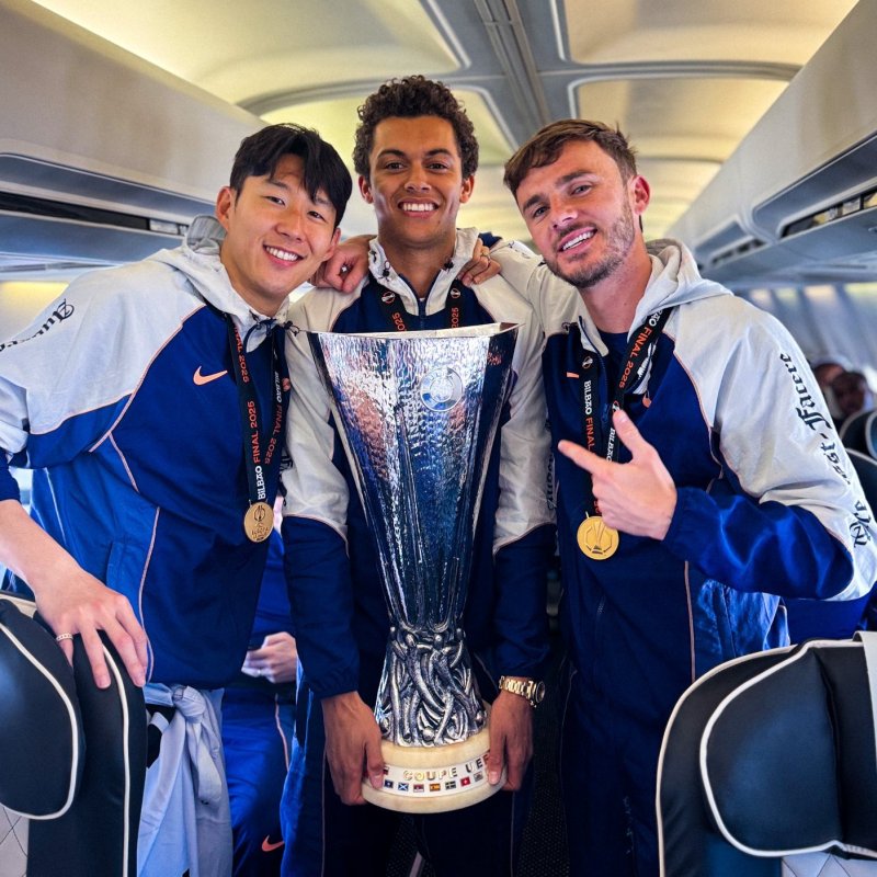 손흥민(왼쪽)이 동료들과 유로파리그 우승 트로피를 들고 기념촬영을 하고 있다.(토트넘 SNS 캡처)