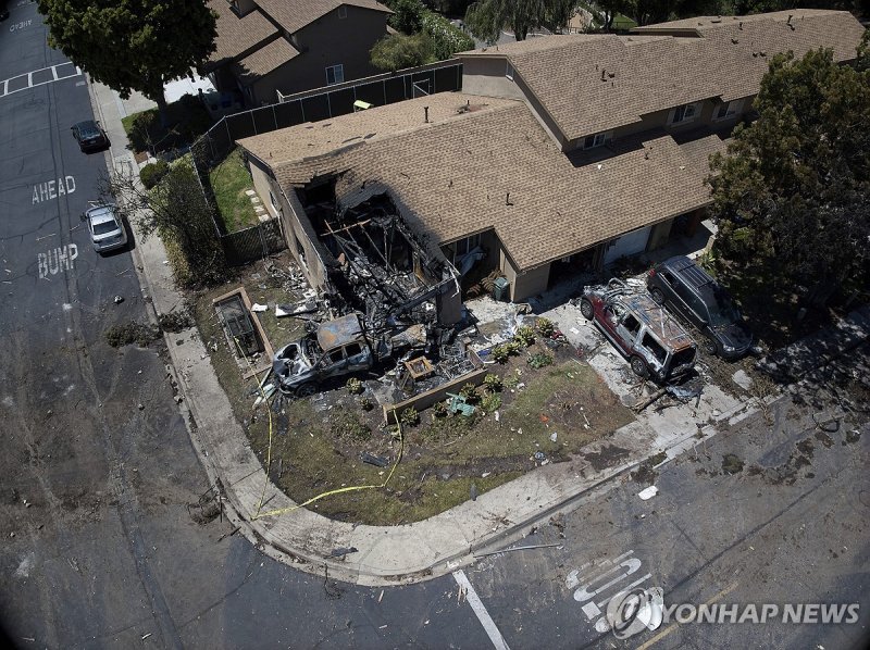 미 샌디에이고서 발생한 비행기 추락 사고 현장 (출처=연합뉴스)