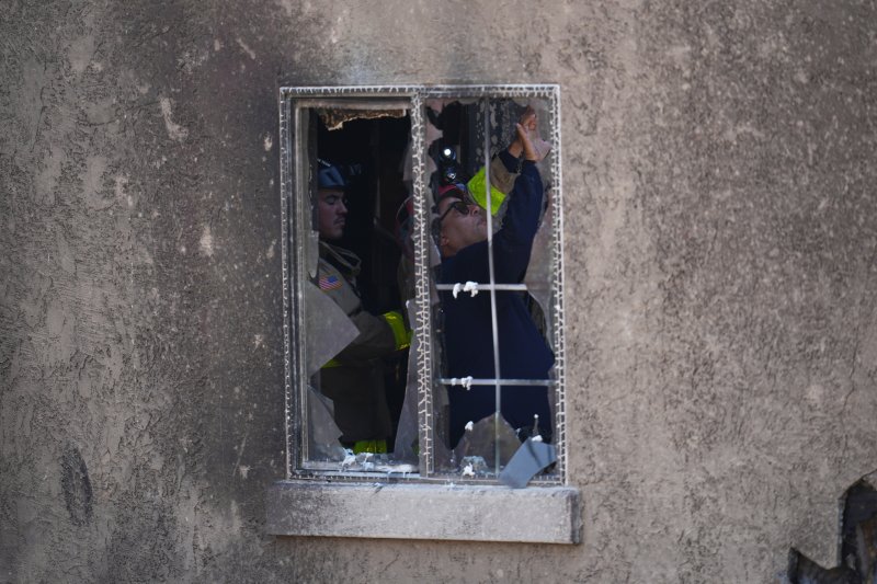 [샌디에이고=AP/뉴시스] 22일(현지 시간) 미국 캘리포니아주 샌디에이고 주택가에 개인 비행기가 추락한 사고가 발생해 소방대원들이 파손된 주택 내부를 살펴보고 있다. 2025.05.23.