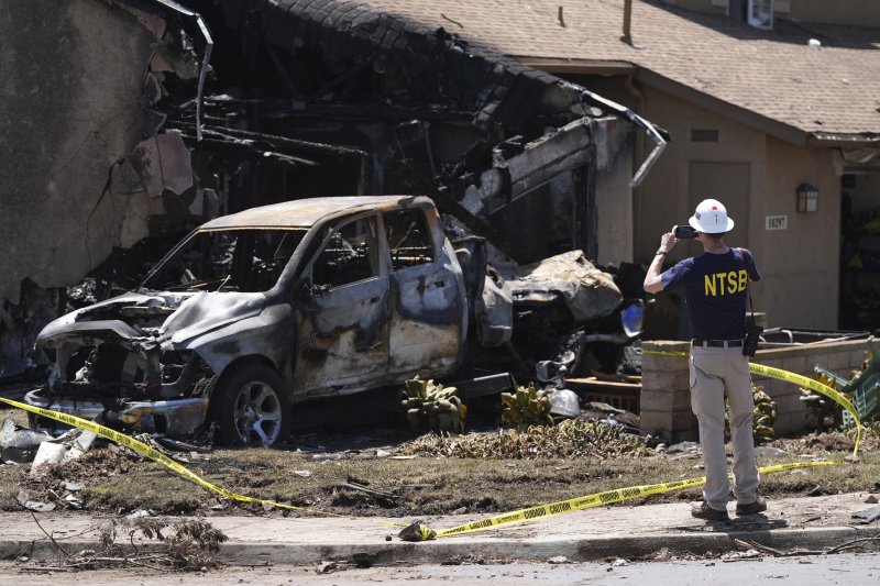 [샌디에이고=AP/뉴시스] 22일(현지 시간) 미국 캘리포니아주 샌디에이고 주택가에 개인 비행기가 추락한 사고가 발생해 미 국립교통안전위원회(NTSB) 직원이 현장 조사를 하고 있다. 2025.05.23.