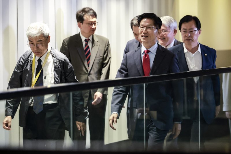 [서울=뉴시스] 정병혁 기자 = 김문수 국민의힘 대선 후보가 23일 서울 중구 더플라자호텔에서 열린 제3회 국가와 민족을 위한 조찬기도회에 참석하고 있다. 2025.05.23. jhope@newsis.com