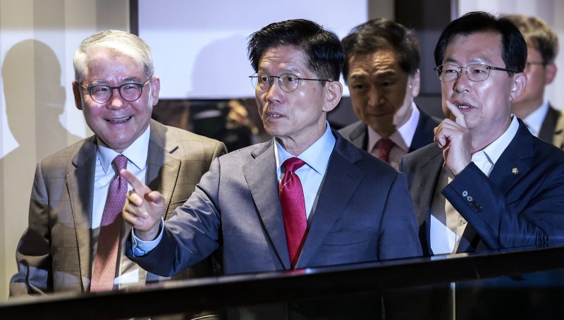 [서울=뉴시스] 정병혁 기자 = 김문수 국민의힘 대선 후보가 23일 서울 중구 더플라자호텔에서 열린 제3회 국가와 민족을 위한 조찬기도회에 참석하며 연호하는 지지자들에게 그만하라며 손짓하고 있다. 2025.05.23. jhope@newsis.com