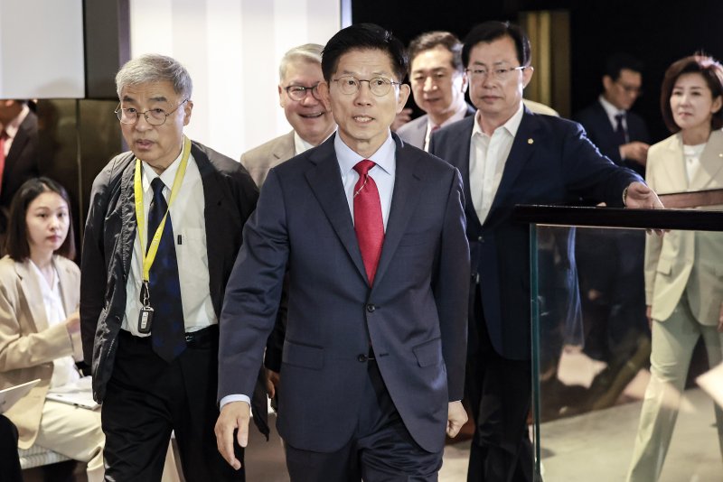 [서울=뉴시스] 정병혁 기자 = 김문수 국민의힘 대선 후보가 23일 서울 중구 더플라자호텔에서 열린 제3회 국가와 민족을 위한 조찬기도회에 참석하고 있다. 2025.05.23. jhope@newsis.com