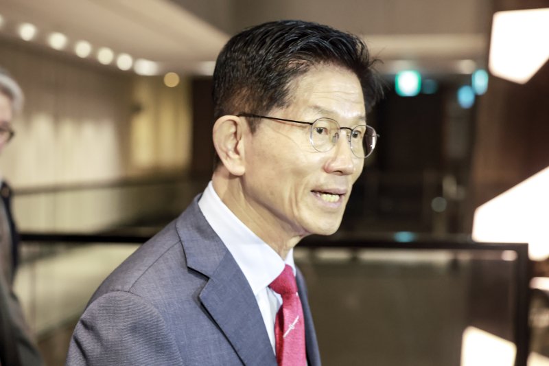 [서울=뉴시스] 정병혁 기자 = 김문수 국민의힘 대선 후보가 23일 서울 중구 더플라자호텔에서 열린 제3회 국가와 민족을 위한 조찬기도회에 참석하고 있다. 2025.05.23. jhope@newsis.com