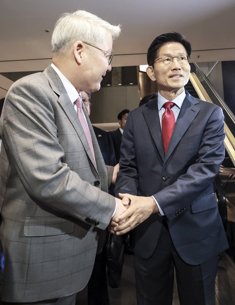 [서울=뉴시스] 정병혁 기자 = 김문수 국민의힘 대선 후보가 23일 서울 중구 더플라자호텔에서 열린 제3회 국가와 민족을 위한 조찬기도회에 참석하며 한기채 목사와 인사를 나누고 있다. 2025.05.23. jhope@newsis.com