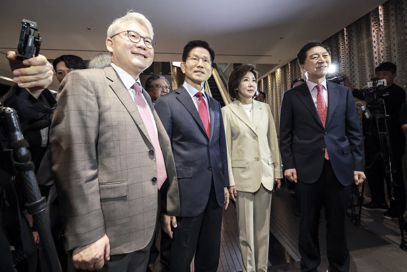 [서울=뉴시스] 정병혁 기자 = 김문수 국민의힘 대선 후보를 비롯한 한기채 목사, 나경원, 김기현 의원이 23일 서울 중구 더플라자호텔에서 열린 제3회 국가와 민족을 위한 조찬기도회에 참석하고 있다. 2025.05.23. jhope@newsis.com